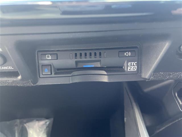 クラウンハイブリッド ＲＳ　モデリスタエアロ　モデリスタＡＷ　サンルーフ　白本革シート　メーカーナビ　フルセグ　Ｂｌｕｅｔｏｏｔｈ　全方位モニター　ＥＴＣ２．０　シートヒーター　ベンチレーション　セーフティセンス（8枚目）