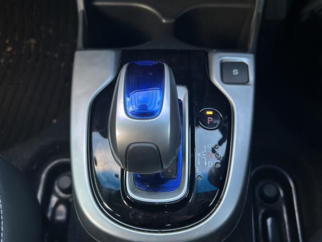 フィットハイブリッド Lパッケージ HDDナビAM/FMCD/DVDバックカメラドアバイザープッシュスタートETCドライブレコーダー(前後)(12枚目)