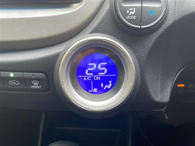 フィットハイブリッド ハイブリッド・10thアニバーサリー HDDナビ フルセグTV MSV DVD CD SD Bluetooth ETC クルーズコントロール スマートキー スペアキー フロアマット ドアバイザー ライトレベライザー 新車保証書 取扱説明書(9枚目)