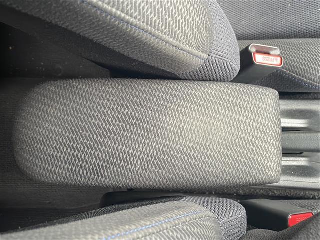 フィットハイブリッド ハイブリッド・10thアニバーサリー HDDナビ フルセグTV MSV DVD CD SD Bluetooth ETC クルーズコントロール スマートキー スペアキー フロアマット ドアバイザー ライトレベライザー 新車保証書 取扱説明書(17枚目)