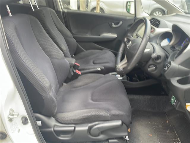 フィットハイブリッド ハイブリッド・10thアニバーサリー HDDナビ フルセグTV MSV DVD CD SD Bluetooth ETC クルーズコントロール スマートキー スペアキー フロアマット ドアバイザー ライトレベライザー 新車保証書 取扱説明書(20枚目)