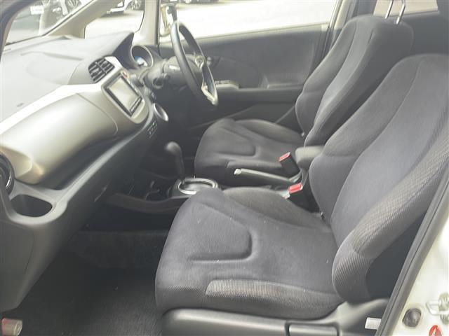 フィットハイブリッド ハイブリッド・10thアニバーサリー HDDナビ フルセグTV MSV DVD CD SD Bluetooth ETC クルーズコントロール スマートキー スペアキー フロアマット ドアバイザー ライトレベライザー 新車保証書 取扱説明書(22枚目)