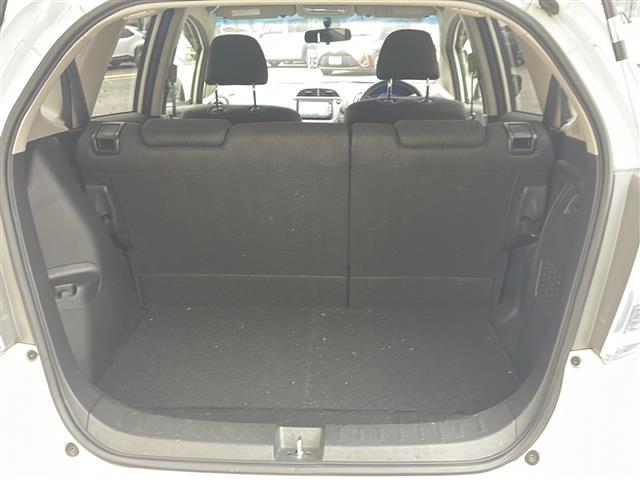 フィットハイブリッド ハイブリッド・10thアニバーサリー HDDナビ フルセグTV MSV DVD CD SD Bluetooth ETC クルーズコントロール スマートキー スペアキー フロアマット ドアバイザー ライトレベライザー 新車保証書 取扱説明書(24枚目)