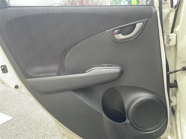 フィットハイブリッド ハイブリッド・10thアニバーサリー HDDナビ フルセグTV MSV DVD CD SD Bluetooth ETC クルーズコントロール スマートキー スペアキー フロアマット ドアバイザー ライトレベライザー 新車保証書 取扱説明書(28枚目)