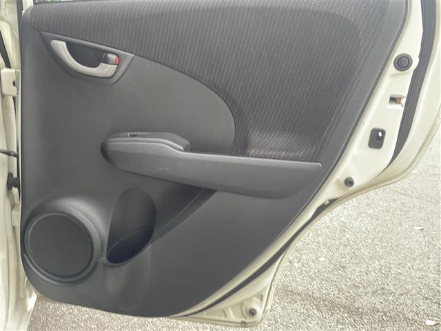 フィットハイブリッド ハイブリッド・10thアニバーサリー HDDナビ フルセグTV MSV DVD CD SD Bluetooth ETC クルーズコントロール スマートキー スペアキー フロアマット ドアバイザー ライトレベライザー 新車保証書 取扱説明書(30枚目)