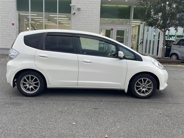 フィットハイブリッド ハイブリッド・10thアニバーサリー HDDナビ フルセグTV MSV DVD CD SD Bluetooth ETC クルーズコントロール スマートキー スペアキー フロアマット ドアバイザー ライトレベライザー 新車保証書 取扱説明書(40枚目)