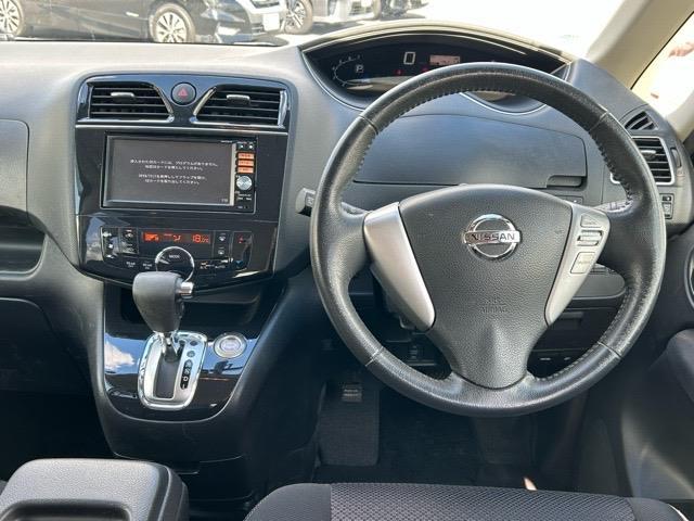 セレナ ハイウェイスター　Ｓ－ハイブリッド　Ｖセレクション　純正ナビ　Ｂｌｕｅｔｏｏｔｈ　フルセグ　バックカメラ　ＣＤ　ＤＶＤ　ＥＴＣ　純正フロアマット　衝突軽減システム　盗難防止機能　純正１６インチＡＷ　社外スタッドレス１５インチＡＷ車載　ドアバイザー（3枚目）