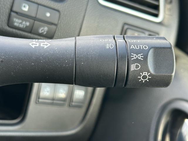 セレナ ハイウェイスター　Ｓ－ハイブリッド　Ｖセレクション　純正ナビ　Ｂｌｕｅｔｏｏｔｈ　フルセグ　バックカメラ　ＣＤ　ＤＶＤ　ＥＴＣ　純正フロアマット　衝突軽減システム　盗難防止機能　純正１６インチＡＷ　社外スタッドレス１５インチＡＷ車載　ドアバイザー（7枚目）