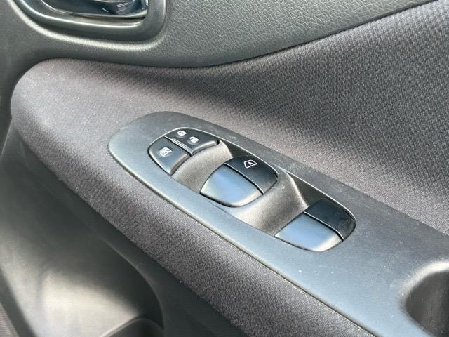 セレナ ハイウェイスター　Ｓ－ハイブリッド　Ｖセレクション　純正ナビ　Ｂｌｕｅｔｏｏｔｈ　フルセグ　バックカメラ　ＣＤ　ＤＶＤ　ＥＴＣ　純正フロアマット　衝突軽減システム　盗難防止機能　純正１６インチＡＷ　社外スタッドレス１５インチＡＷ車載　ドアバイザー（9枚目）