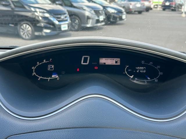 セレナ ハイウェイスター　Ｓ－ハイブリッド　Ｖセレクション　純正ナビ　Ｂｌｕｅｔｏｏｔｈ　フルセグ　バックカメラ　ＣＤ　ＤＶＤ　ＥＴＣ　純正フロアマット　衝突軽減システム　盗難防止機能　純正１６インチＡＷ　社外スタッドレス１５インチＡＷ車載　ドアバイザー（10枚目）