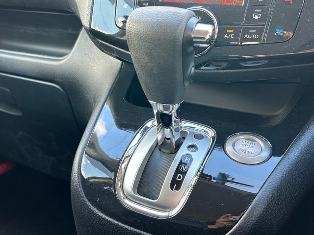 セレナ ハイウェイスター　Ｓ－ハイブリッド　Ｖセレクション　純正ナビ　Ｂｌｕｅｔｏｏｔｈ　フルセグ　バックカメラ　ＣＤ　ＤＶＤ　ＥＴＣ　純正フロアマット　衝突軽減システム　盗難防止機能　純正１６インチＡＷ　社外スタッドレス１５インチＡＷ車載　ドアバイザー（11枚目）