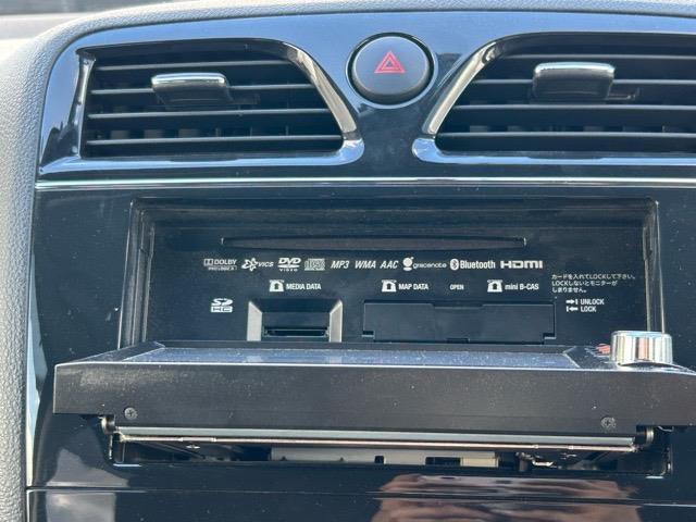 セレナ ハイウェイスター　Ｓ－ハイブリッド　Ｖセレクション　純正ナビ　Ｂｌｕｅｔｏｏｔｈ　フルセグ　バックカメラ　ＣＤ　ＤＶＤ　ＥＴＣ　純正フロアマット　衝突軽減システム　盗難防止機能　純正１６インチＡＷ　社外スタッドレス１５インチＡＷ車載　ドアバイザー（13枚目）