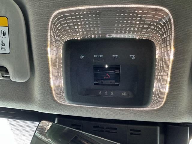 プリウス Ｚ　４ＷＤ　マルチメディアナビ　全方位カメラ　フルセグＴＶ　ＵＳＢ　ＥＴＣ２．０　前方ドラレコ　パノラミックビューモニター　ステアリングヒーター　前後コーナーセンサー　パワーバックドア　純正１９インチＡＷ（4枚目）