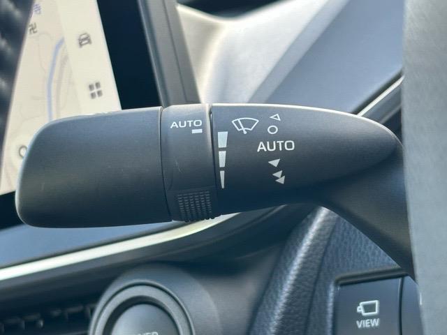 プリウス Ｚ　４ＷＤ　マルチメディアナビ　全方位カメラ　フルセグＴＶ　ＵＳＢ　ＥＴＣ２．０　前方ドラレコ　パノラミックビューモニター　ステアリングヒーター　前後コーナーセンサー　パワーバックドア　純正１９インチＡＷ（9枚目）