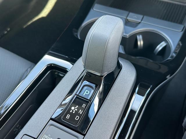 プリウス Ｚ　４ＷＤ　マルチメディアナビ　全方位カメラ　フルセグＴＶ　ＵＳＢ　ＥＴＣ２．０　前方ドラレコ　パノラミックビューモニター　ステアリングヒーター　前後コーナーセンサー　パワーバックドア　純正１９インチＡＷ（14枚目）
