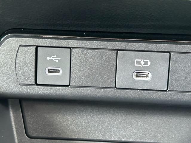 プリウス Ｚ　４ＷＤ　マルチメディアナビ　全方位カメラ　フルセグＴＶ　ＵＳＢ　ＥＴＣ２．０　前方ドラレコ　パノラミックビューモニター　ステアリングヒーター　前後コーナーセンサー　パワーバックドア　純正１９インチＡＷ（20枚目）