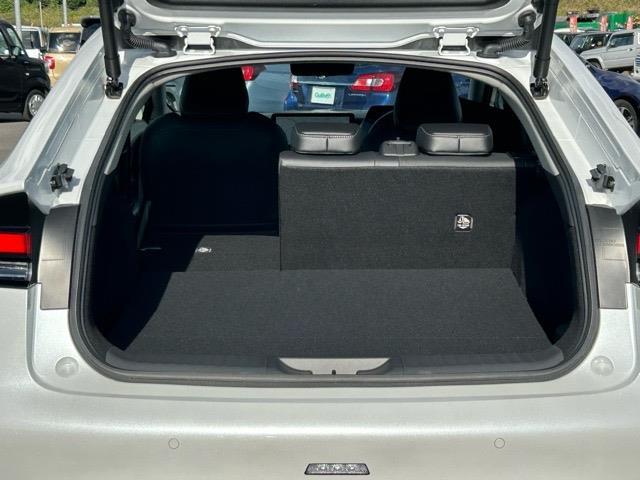 プリウス Ｚ　４ＷＤ　マルチメディアナビ　全方位カメラ　フルセグＴＶ　ＵＳＢ　ＥＴＣ２．０　前方ドラレコ　パノラミックビューモニター　ステアリングヒーター　前後コーナーセンサー　パワーバックドア　純正１９インチＡＷ（30枚目）