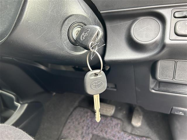 アクア Ｓ　純正ＳＤナビ　ＡＭ　ＦＭ　ＢＴ　ＣＤ　ＡＵＸ　バックカメラ　横滑り防止装置　ドライブレコーダー　リモコンキー　スペアキー×１　純正フロアマット（9枚目）