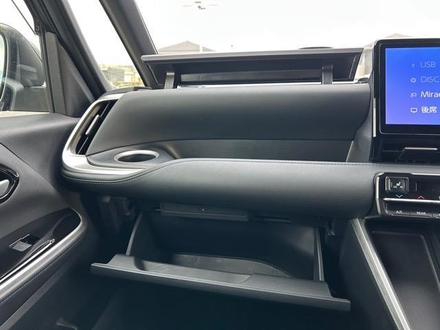 ヴォクシー ハイブリッドＳ－Ｚ　純正１０．５インチディスプレイオーディオナビ　フルセグＴＶ　ＨＤＭＩ　Ｂｌｕｅｔｏｏｔｈ　ＥＴＣ２．０　モデリスタエアロパーツセット　モデリスタシグニチャーイルミグリル　モデリスタイルミルーフ（19枚目）