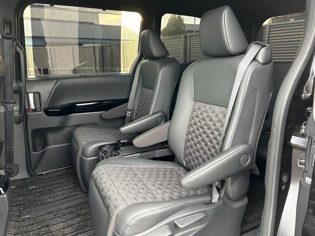 ヴォクシー ハイブリッドＳ－Ｚ　純正１０．５インチディスプレイオーディオナビ　フルセグＴＶ　ＨＤＭＩ　Ｂｌｕｅｔｏｏｔｈ　ＥＴＣ２．０　モデリスタエアロパーツセット　モデリスタシグニチャーイルミグリル　モデリスタイルミルーフ（26枚目）