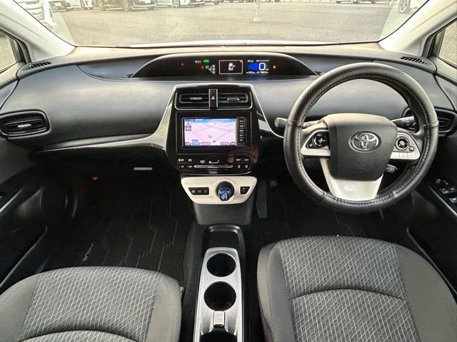 プリウス Ｅ　純正ナビ　Ｂｌｕｅｔｏｏｔｈ　ワンセグＴＶ　バックカメラ　ＥＴＣ　ドライブレコーダー　社外エアロ　プリクラッシュセーフティ　レーンディパーチャアラート　オートハイビーム　クルーズコントロール（2枚目）