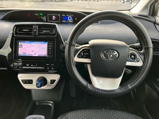プリウス Ｅ　純正ナビ　Ｂｌｕｅｔｏｏｔｈ　ワンセグＴＶ　バックカメラ　ＥＴＣ　ドライブレコーダー　社外エアロ　プリクラッシュセーフティ　レーンディパーチャアラート　オートハイビーム　クルーズコントロール（4枚目）