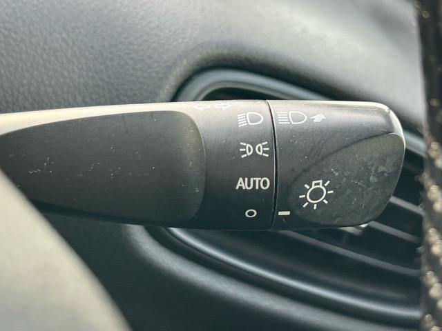 プリウス Ｅ　純正ナビ　Ｂｌｕｅｔｏｏｔｈ　ワンセグＴＶ　バックカメラ　ＥＴＣ　ドライブレコーダー　社外エアロ　プリクラッシュセーフティ　レーンディパーチャアラート　オートハイビーム　クルーズコントロール（8枚目）