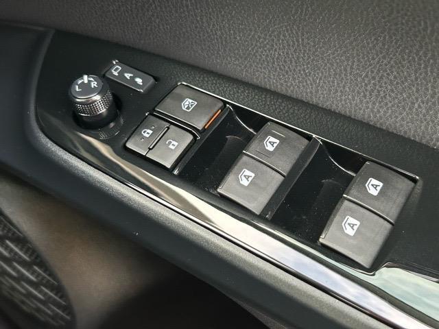 プリウス Ｅ　純正ナビ　Ｂｌｕｅｔｏｏｔｈ　ワンセグＴＶ　バックカメラ　ＥＴＣ　ドライブレコーダー　社外エアロ　プリクラッシュセーフティ　レーンディパーチャアラート　オートハイビーム　クルーズコントロール（11枚目）