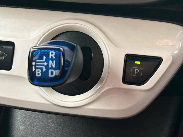 プリウス Ｅ　純正ナビ　Ｂｌｕｅｔｏｏｔｈ　ワンセグＴＶ　バックカメラ　ＥＴＣ　ドライブレコーダー　社外エアロ　プリクラッシュセーフティ　レーンディパーチャアラート　オートハイビーム　クルーズコントロール（14枚目）