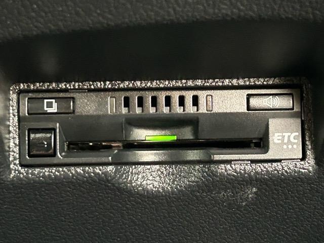 プリウス Ｅ　純正ナビ　Ｂｌｕｅｔｏｏｔｈ　ワンセグＴＶ　バックカメラ　ＥＴＣ　ドライブレコーダー　社外エアロ　プリクラッシュセーフティ　レーンディパーチャアラート　オートハイビーム　クルーズコントロール（17枚目）