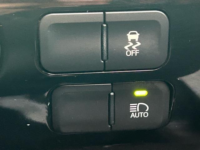 プリウス Ｅ　純正ナビ　Ｂｌｕｅｔｏｏｔｈ　ワンセグＴＶ　バックカメラ　ＥＴＣ　ドライブレコーダー　社外エアロ　プリクラッシュセーフティ　レーンディパーチャアラート　オートハイビーム　クルーズコントロール（19枚目）