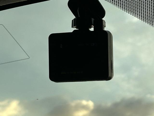 プリウス Ｅ　純正ナビ　Ｂｌｕｅｔｏｏｔｈ　ワンセグＴＶ　バックカメラ　ＥＴＣ　ドライブレコーダー　社外エアロ　プリクラッシュセーフティ　レーンディパーチャアラート　オートハイビーム　クルーズコントロール（21枚目）