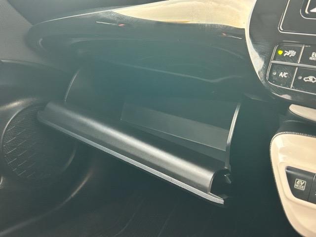 プリウス Ｅ　純正ナビ　Ｂｌｕｅｔｏｏｔｈ　ワンセグＴＶ　バックカメラ　ＥＴＣ　ドライブレコーダー　社外エアロ　プリクラッシュセーフティ　レーンディパーチャアラート　オートハイビーム　クルーズコントロール（23枚目）