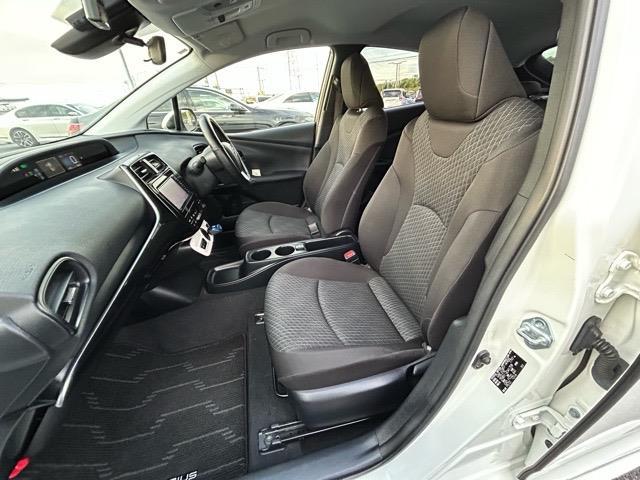 プリウス Ｅ　純正ナビ　Ｂｌｕｅｔｏｏｔｈ　ワンセグＴＶ　バックカメラ　ＥＴＣ　ドライブレコーダー　社外エアロ　プリクラッシュセーフティ　レーンディパーチャアラート　オートハイビーム　クルーズコントロール（26枚目）