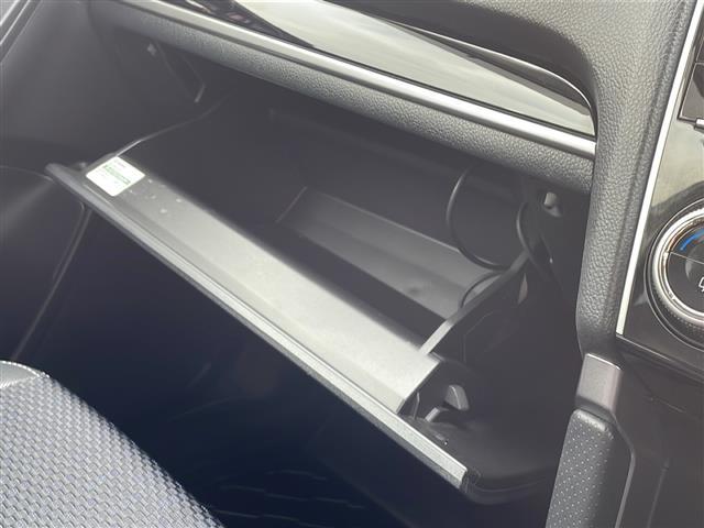 【グローブボックス】大容量のグローブボックスです！！車検証ケース他、日頃使う小物類の収納スペースもたくさんあります！！