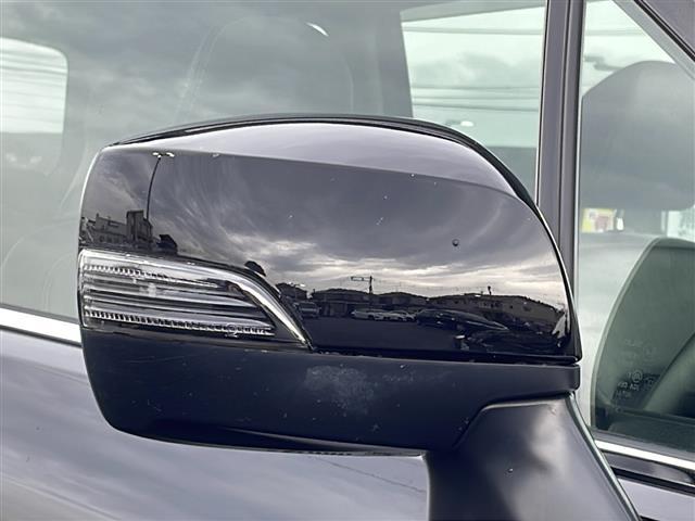 【　電動格納ウインカーミラー　】付いているだけで高級感のＵＰするウィンカー内臓サイドミラー♪もちろん見た目だけでなく、対向車からの視認性の向上につながり、安全度もＵＰ♪