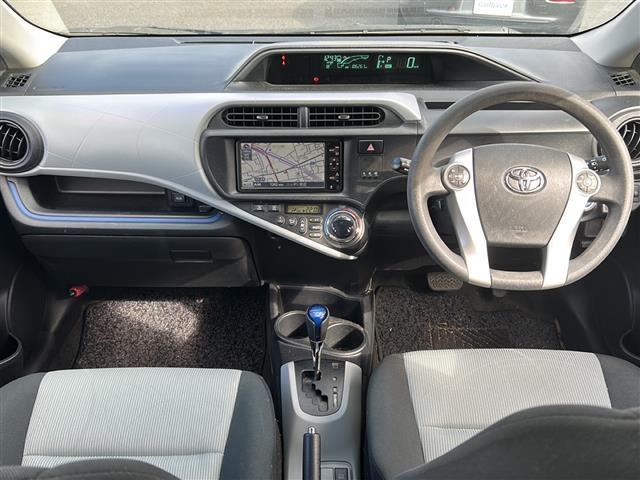 アクア Ｓ　社外ナビ　ワンセグＴＶ（走行中視聴可能）　ＣＤ、ＤＶＤ、ＡＵＸ、Ｂｌｕｅｔｏｏｔｈ　ＥＴＣ　バックカメラ　プッシュスタート　スマートキー　Ｗエアバッグ　純正アルミホイール　取扱説明書　保証書　記録簿（2枚目）