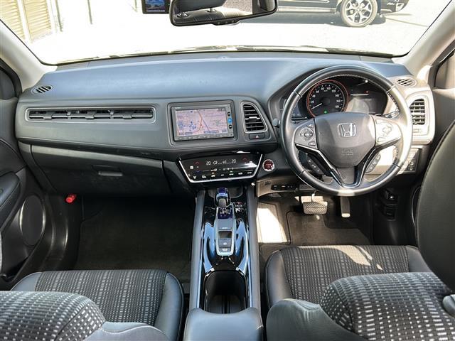 ヴェゼル ハイブリッドＺ・ホンダセンシング　純正ナビ　フルセグＴＶ　ＣＤ、ＤＶＤ、ＳＤ、ＵＳＢ、Ｂｌｕｅｔｏｏｔｈ　ＥＴＣ　ドライブレコーダー　前席シートヒーター　スポーツモード　デジタルルームミラー　純正アルミホイール　レーンキープアシスト（2枚目）