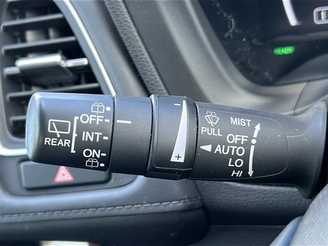 ヴェゼル ハイブリッドＺ・ホンダセンシング　純正ナビ　フルセグＴＶ　ＣＤ、ＤＶＤ、ＳＤ、ＵＳＢ、Ｂｌｕｅｔｏｏｔｈ　ＥＴＣ　ドライブレコーダー　前席シートヒーター　スポーツモード　デジタルルームミラー　純正アルミホイール　レーンキープアシスト（8枚目）