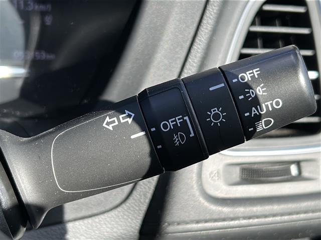 ヴェゼル ハイブリッドＺ・ホンダセンシング　純正ナビ　フルセグＴＶ　ＣＤ、ＤＶＤ、ＳＤ、ＵＳＢ、Ｂｌｕｅｔｏｏｔｈ　ＥＴＣ　ドライブレコーダー　前席シートヒーター　スポーツモード　デジタルルームミラー　純正アルミホイール　レーンキープアシスト（9枚目）