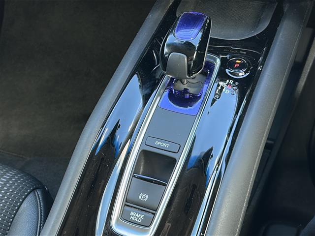 ヴェゼル ハイブリッドＺ・ホンダセンシング　純正ナビ　フルセグＴＶ　ＣＤ、ＤＶＤ、ＳＤ、ＵＳＢ、Ｂｌｕｅｔｏｏｔｈ　ＥＴＣ　ドライブレコーダー　前席シートヒーター　スポーツモード　デジタルルームミラー　純正アルミホイール　レーンキープアシスト（10枚目）