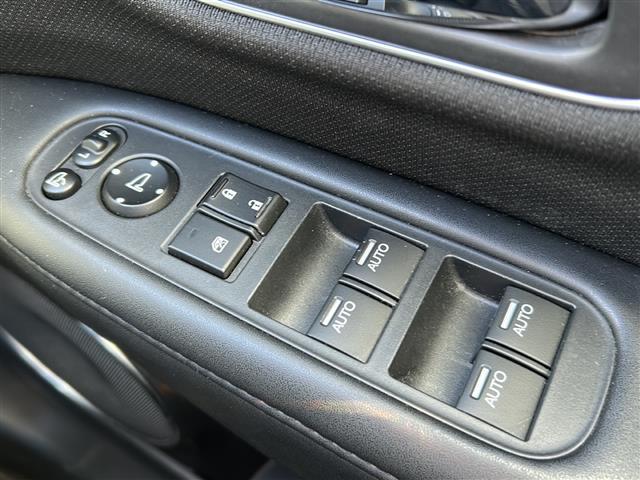 ヴェゼル ハイブリッドＺ・ホンダセンシング　純正ナビ　フルセグＴＶ　ＣＤ、ＤＶＤ、ＳＤ、ＵＳＢ、Ｂｌｕｅｔｏｏｔｈ　ＥＴＣ　ドライブレコーダー　前席シートヒーター　スポーツモード　デジタルルームミラー　純正アルミホイール　レーンキープアシスト（14枚目）