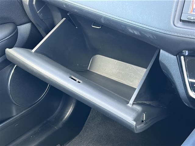 ヴェゼル ハイブリッドＺ・ホンダセンシング　純正ナビ　フルセグＴＶ　ＣＤ、ＤＶＤ、ＳＤ、ＵＳＢ、Ｂｌｕｅｔｏｏｔｈ　ＥＴＣ　ドライブレコーダー　前席シートヒーター　スポーツモード　デジタルルームミラー　純正アルミホイール　レーンキープアシスト（19枚目）
