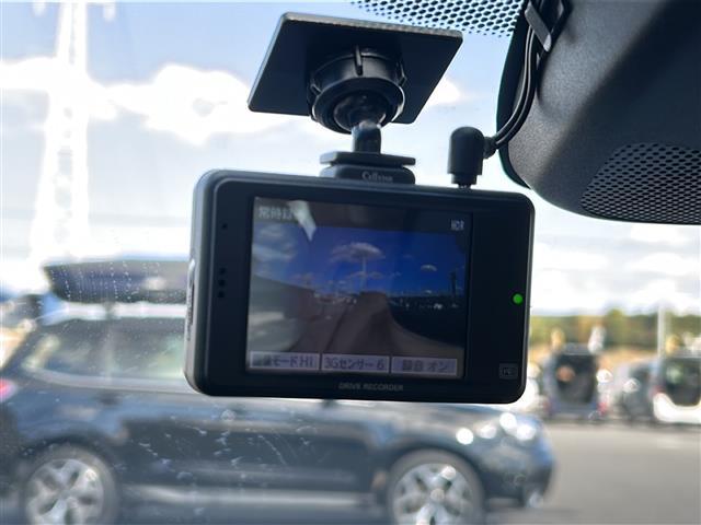 ヴェゼル ハイブリッドＺ・ホンダセンシング　純正ナビ　フルセグＴＶ　ＣＤ、ＤＶＤ、ＳＤ、ＵＳＢ、Ｂｌｕｅｔｏｏｔｈ　ＥＴＣ　ドライブレコーダー　前席シートヒーター　スポーツモード　デジタルルームミラー　純正アルミホイール　レーンキープアシスト（20枚目）