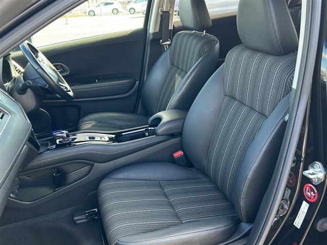 ヴェゼル ハイブリッドＺ・ホンダセンシング　純正ナビ　フルセグＴＶ　ＣＤ、ＤＶＤ、ＳＤ、ＵＳＢ、Ｂｌｕｅｔｏｏｔｈ　ＥＴＣ　ドライブレコーダー　前席シートヒーター　スポーツモード　デジタルルームミラー　純正アルミホイール　レーンキープアシスト（22枚目）