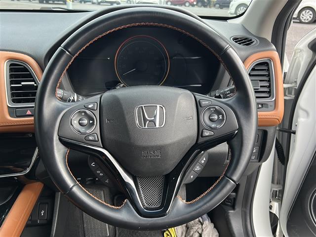 ヴェゼル ハイブリッドＺ・ホンダセンシング　社外ナビ　フルセグＴＶ　ＣＤ、ＤＶＤ、ＳＤ、ＵＳＢ、Ｂｌｕｅｔｏｏｔｈ　ワンオーナー　ＥＴＣ　ドライブレコーダー　ハーフレザー　クルーズコントロール　スポーツモード　スペアキー　レーンキープアシスト（3枚目）