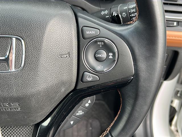 ヴェゼル ハイブリッドＺ・ホンダセンシング　社外ナビ　フルセグＴＶ　ＣＤ、ＤＶＤ、ＳＤ、ＵＳＢ、Ｂｌｕｅｔｏｏｔｈ　ワンオーナー　ＥＴＣ　ドライブレコーダー　ハーフレザー　クルーズコントロール　スポーツモード　スペアキー　レーンキープアシスト（5枚目）