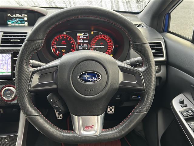 【ステアリング】軽い力で扱いやすいハンドルです。目立つ傷やスレなどなく綺麗な状態です！除菌プランいれていただくとさらに快適に！清潔なお車はお子様にも安心ですね！