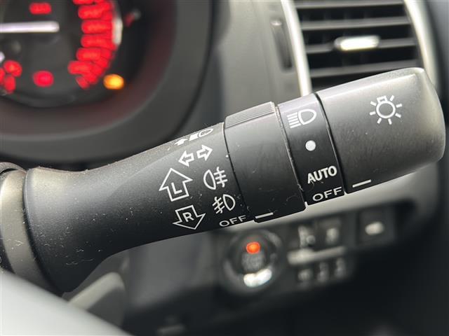 【　オートライト　】オートライトなのでライトの点け忘れを気にすることなく運転が出来ます♪