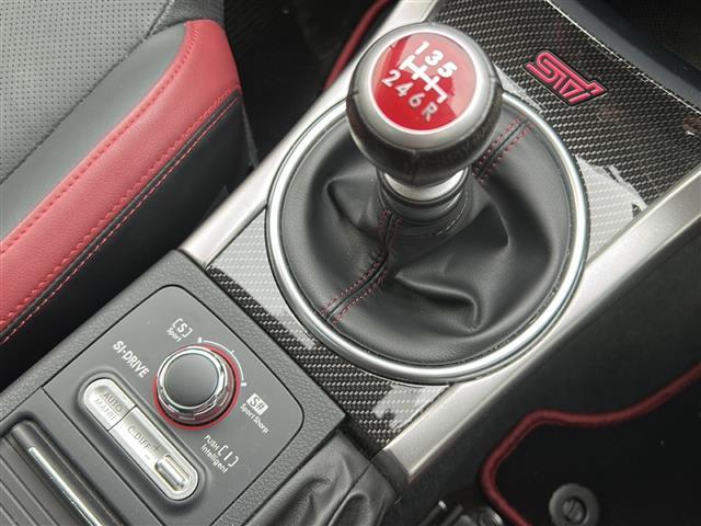 【ドライブモード】「スポーツカーのような走行特性を愉しめる走り」から「高級車のようなしなやかな乗り心地を重視した走り」まで、スイッチひとつで切り替えることができるドライビング制御システムです。